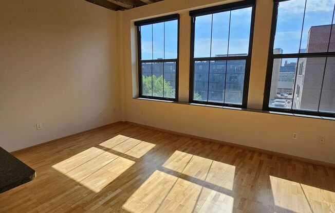 1 bed, 1 bath, 735 sqft, $1,675, Unit 404