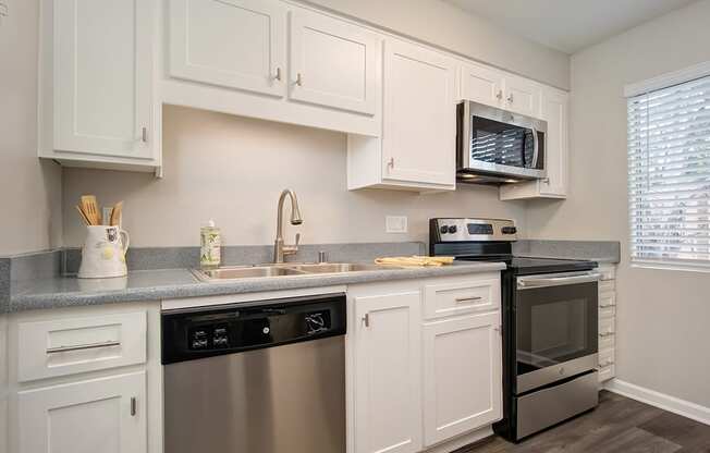 Fully Equipped Kitchen at St. Charles Oaks Apartments, Thousand Oaks, 91360