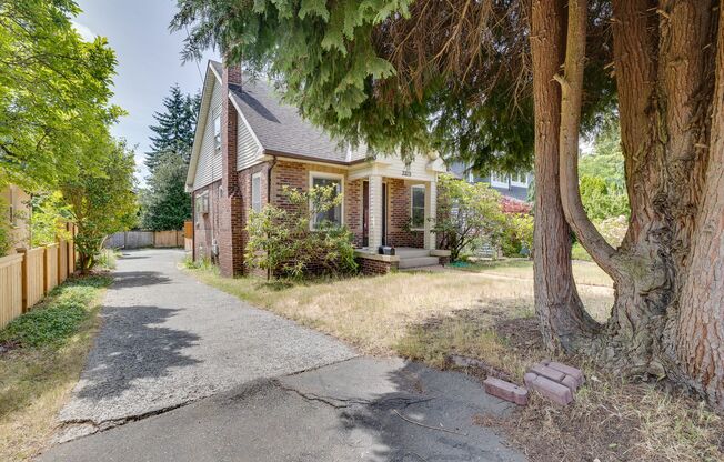 Adorable Wedgewood 4 Bedroom Available Now!