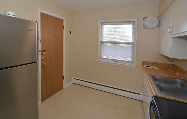 2 beds, 1 bath, $899