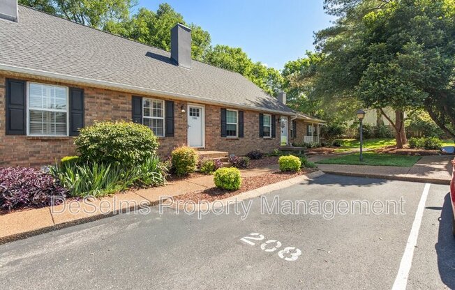 208 COTTAGE PL