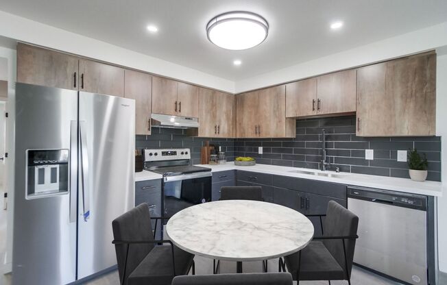 3 beds, 2 baths, 975 sqft, $3,795, Unit 4820-4