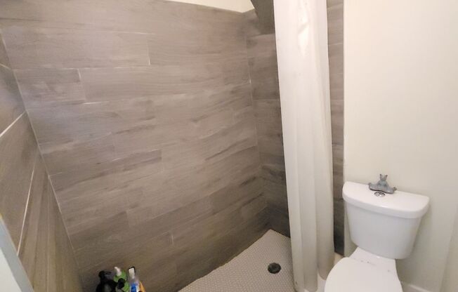 1 bed, 1 bath, $1,099, Unit B10