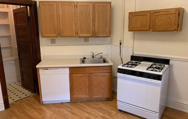 3 beds, 1 bath, $1,300, Unit 01