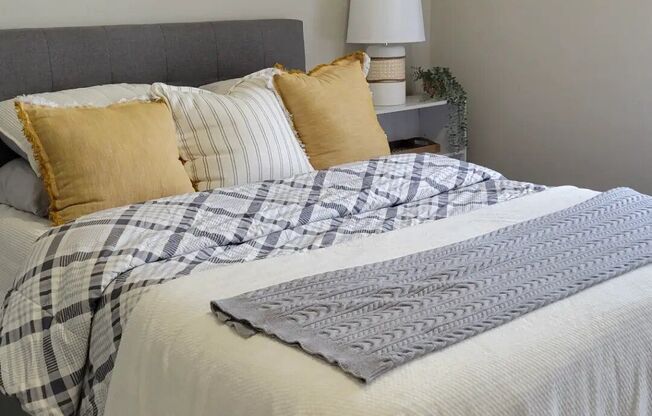 2 beds, 2.5 baths, 1,185 sqft, $1,350, Unit R-R03