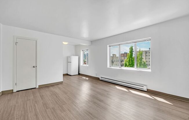 **1 MONTH FREE RENT!** On Select Units ** Centrally Located Studio & 1bdrm Apartments w/ Sweeping Views