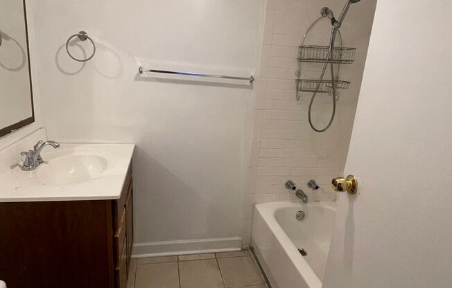 3 beds, 1 bath, $2,000, Unit 3F