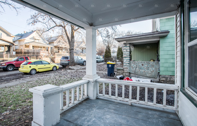 Cozy and Charming Two-Bedroom House with Modern Amenities