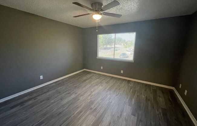 2 beds, 1 bath, 930 sqft, $895