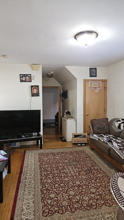 2 beds, 1 bath, 780 sqft, $2,300, Unit 0