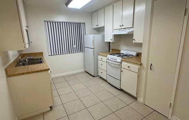 Upstairs 2BD/1BA Condo with 1 reserved covered parking, HOA pool, new paint, new flooring, in Lakeside.