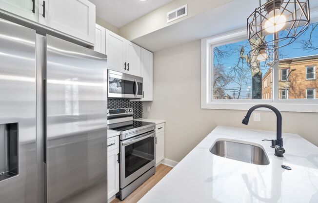 2 beds, 2 baths, 858 sqft, $1,749, Unit 212