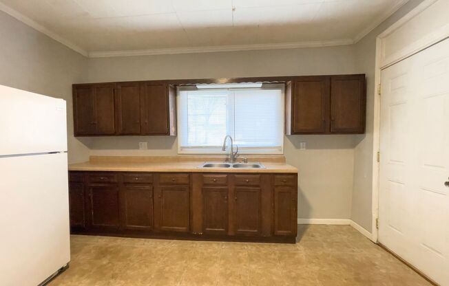 PRELEASING for AUGUST! Close to Campus