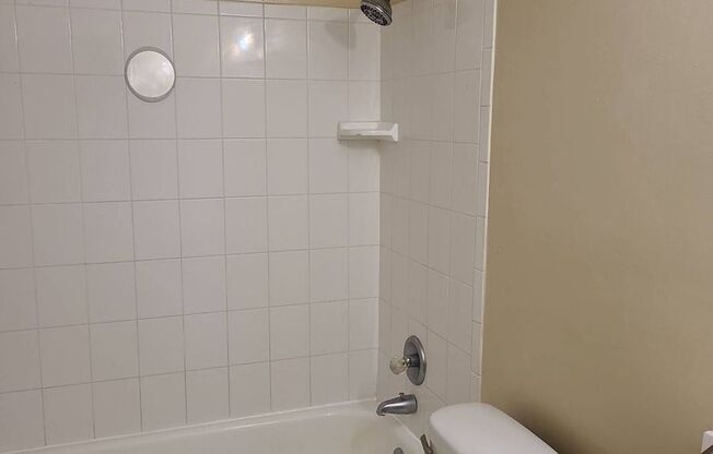 2 beds, 1 bath, 868 sqft, $1,100, Unit 4018 NE 1 TER
