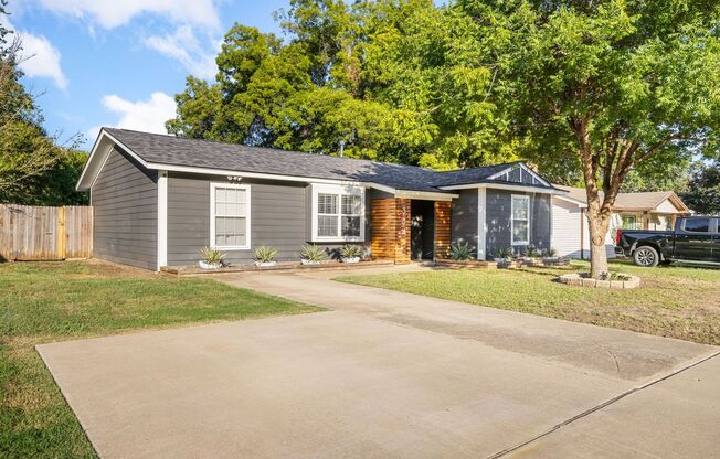 Beautifully remodeled Burleson home available for lease