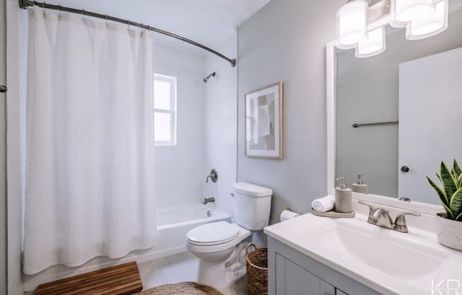 2 beds, 1 bath, 850 sqft, $1,100, Unit 00-F3