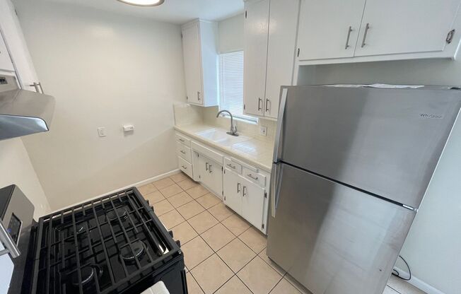 2bd/1ba off Crenshaw/Exposition. Wonderful large and spacious front unit w/parking