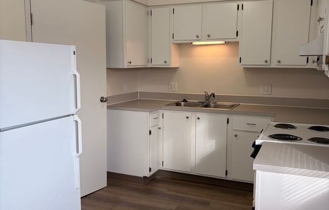 2 beds, 1 bath, 885 sqft, $1,150, Unit 740