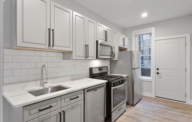 3 beds, 1 bath, 850 sqft, $2,500, Unit 6948-1