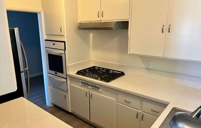 (6103) 921 N Eucalyptus Ave.