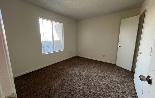 2 beds, 1 bath, $1,050, Unit 38