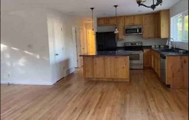 LOVELY 5 Bed 2.5 Bath Single Family Home in Martin Acres