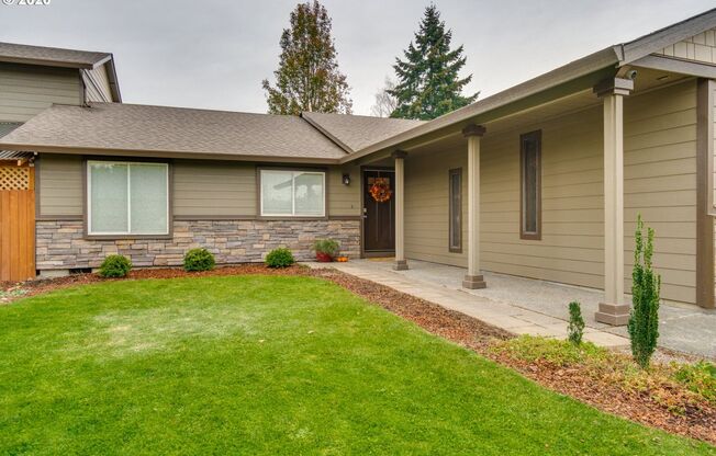 STUNNING 5 Bedroom 2 Bath Newly Remodeled Home! Cul-De-Sac Home! Huge Fenced-In Back Yard! Minutes to PDX!