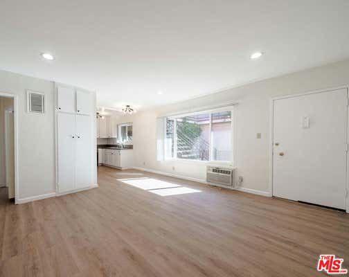 2 beds, 1 bath, 850 sqft, $2,300