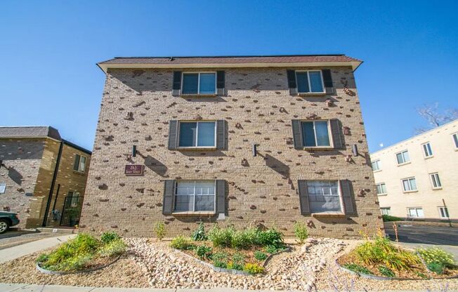 253–253 N Grant St – Spacious & Updated 1-Bedroom Apartments in West Wash Park!