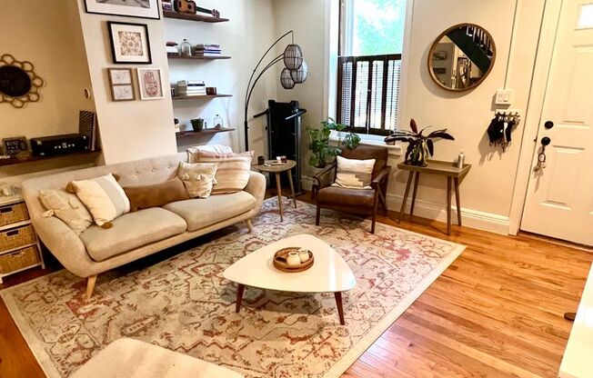 Beautiful 2-Bedroom Townhouse in Francisville with Parking Spot! Available mid-August!