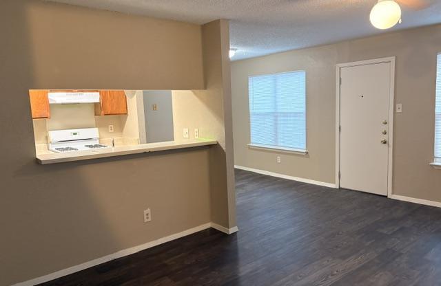 2 beds, 1 bath, 968 sqft, $1,100, Unit # #B