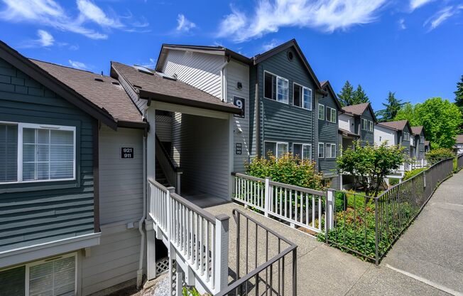 2 beds, 1 bath, 915 sqft, $1,645, Unit 912