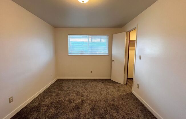 1 bed, 1 bath, $950, Unit R
