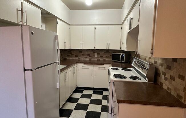 Studio, 1 bath, 522 sqft, $1,195, Unit 63