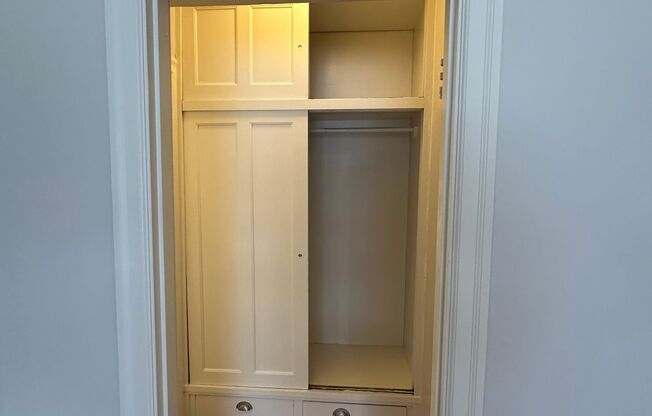 Studio, 1 bath, 330 sqft, $950, Unit 205