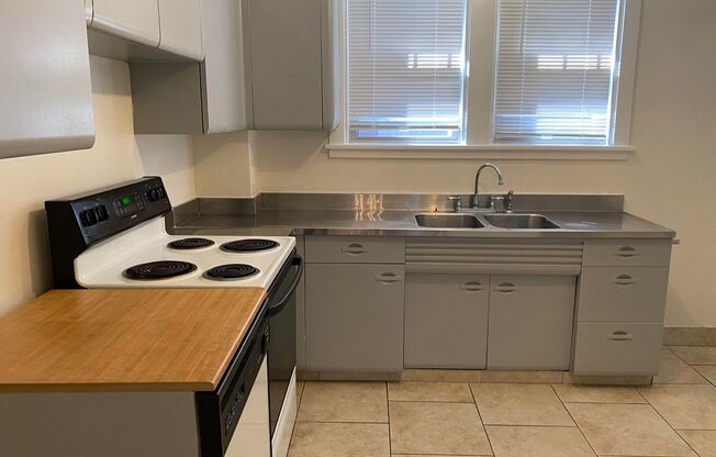 Open & Bright! 3 bedroom duplex