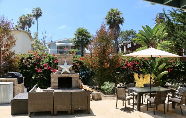 SURFER’S BEACH FLAT w/ IN UNIT LAUNDRY ! ..... tandem GARAGE !!!