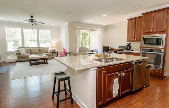 Beautiful 3 Bed/2.5 Bath Townhome Nestled in a Prime Cary Location!