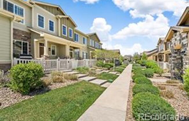 Bright & Spacious 3 bed 3 bath Townhome in the Highly Coveted Shoenberg Farms Subdivision