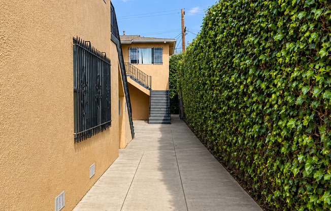 533 W. 75th Street Los Angeles, CA 90044