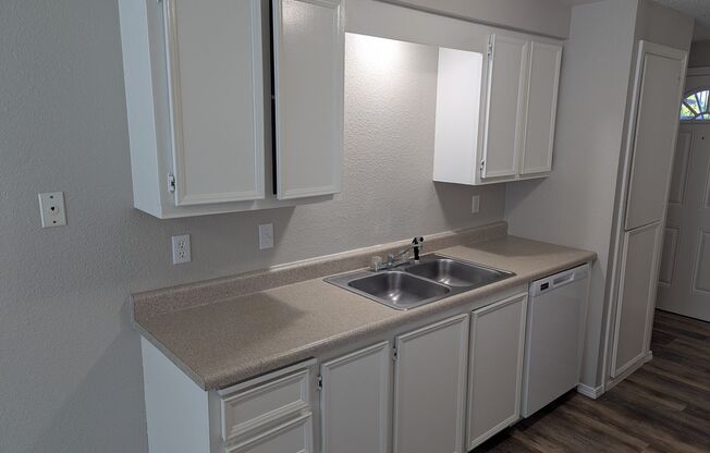 2 beds, 1 bath, 889 sqft, $1,295, Unit 07