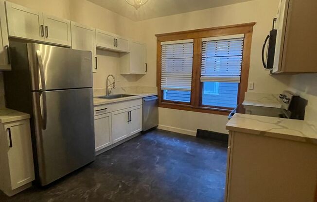 3 beds, 1 bath, 3 sqft, $1,300, Unit 1814 E Newberry Blvd