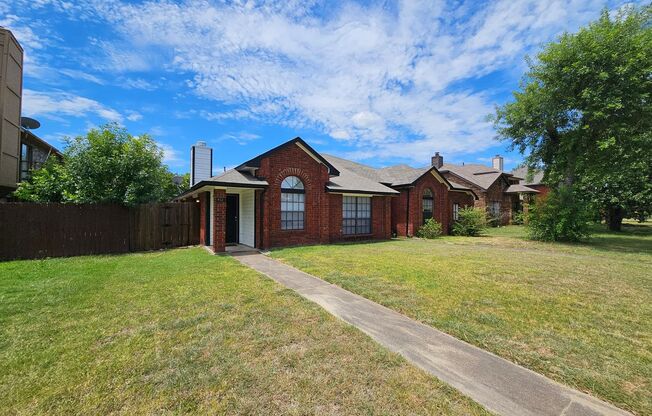 Now Leasing! Charming 3BD/2BA Duplex in Desoto, TX