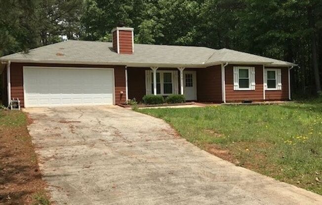 210 Wagon Wheel Trl: Desirable 3bd, 2ba Ranch with Large, Fenced-in Lot Available for Rent in Senoia! AVAILABLE AUG 2025!