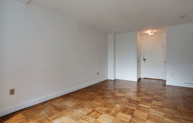 Spacious & Bright Unfurnished Studio at River Place East
