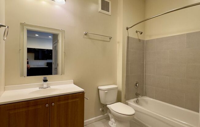 2 beds, 1 bath, 913 sqft, $1,399, Unit 411 Unit 204