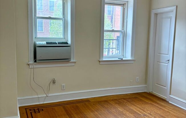 Studio, 1 bath, 330 sqft, $975, Unit 1F