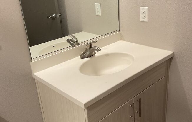 Studio, 1 bath, 735 sqft, $1,375, Unit 117