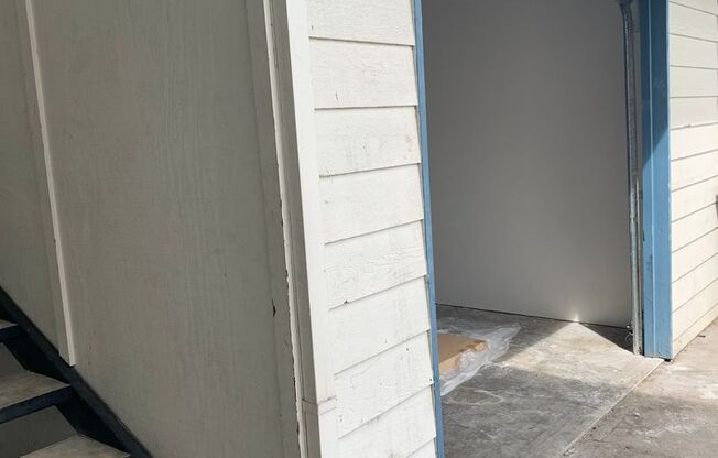 2 Bedroom 1 Bathroom Apartment with Laundry Hook-ups & 1 Car Garage