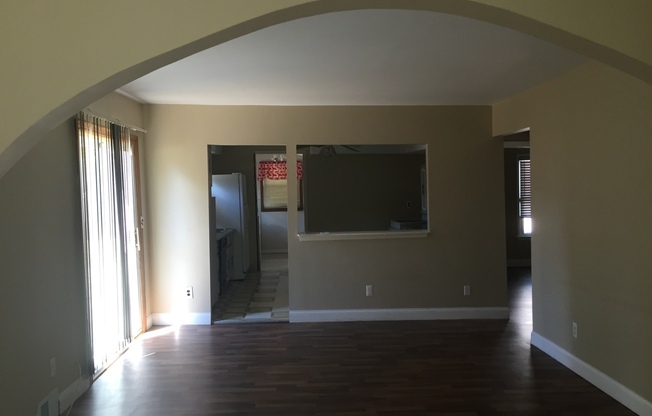 2 bedroom 1 bath freshly painted in Redford